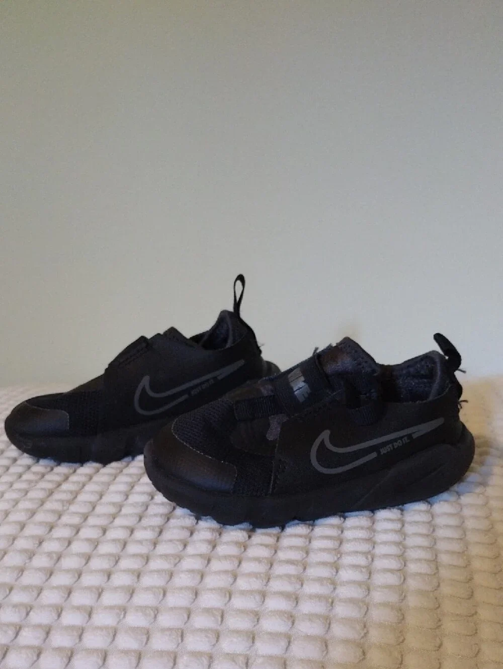 Nike Kids Black Slip-On Athletic Sneakers with Reflective Swoosh Baby Size 7